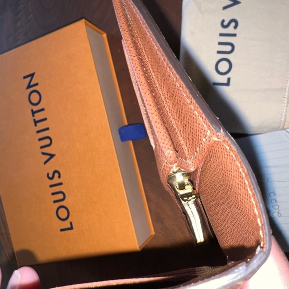 Louis Vuitton Brazza Wallet - Picture 10 of 16